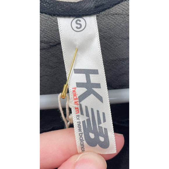 NWT Heidi Klum x New Balance Short Sleeve Gray Knit Top with Black Mesh Detail - Picture 3 of 8